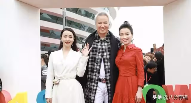 張庭攜林瑞陽現身！身穿玫紅色連衣裙女人味十足，林瑞陽黑髮帥氣現身，終於不像隔輩人了
