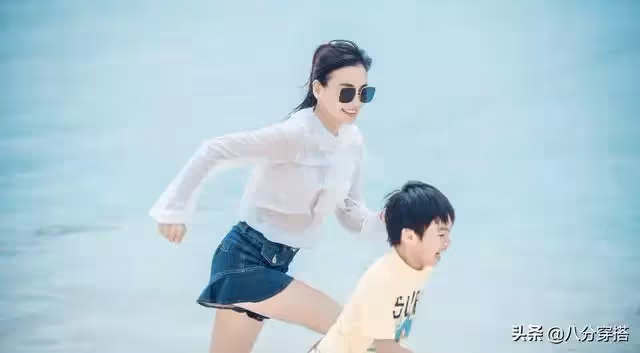 張庭攜林瑞陽現身！身穿玫紅色連衣裙女人味十足，林瑞陽黑髮帥氣現身，終於不像隔輩人了