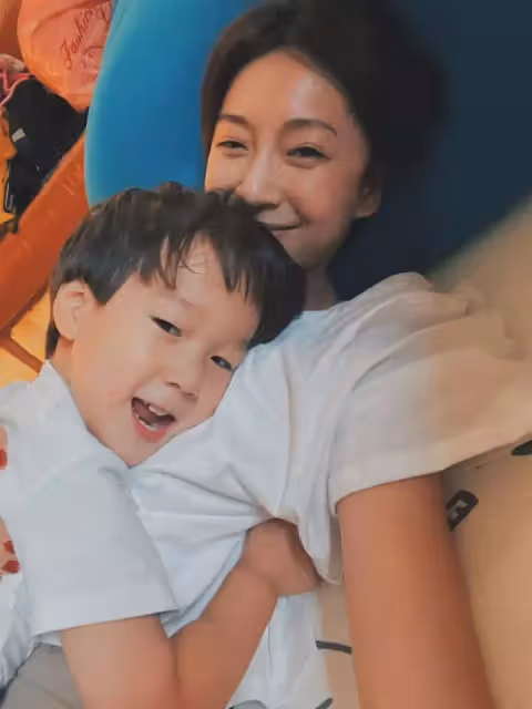 隋棠久違曬出「2歲小兒子Olie」黏踢踢合照！暴風長成「15公斤人肉砲彈」網尖叫：五官超像Max