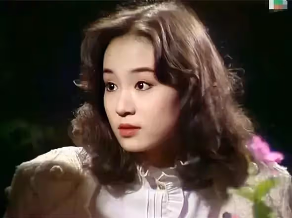 一眼誤終身！60歲劉雪華「年輕時多張照片」流出，五官大氣清純水嫩 ：真正的美人