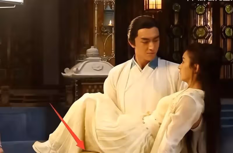 男星上演「花式公主抱」，墊箱子、鋪滑軌，80斤的趙麗穎被嫌重，看了白敬亭：這才是真正的公主抱！