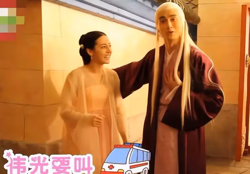 男星上演「花式公主抱」，墊箱子、鋪滑軌，80斤的趙麗穎被嫌重，看了白敬亭：這才是真正的公主抱！