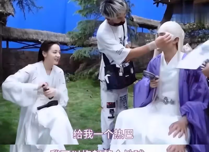 男星上演「花式公主抱」，墊箱子、鋪滑軌，80斤的趙麗穎被嫌重，看了白敬亭：這才是真正的公主抱！