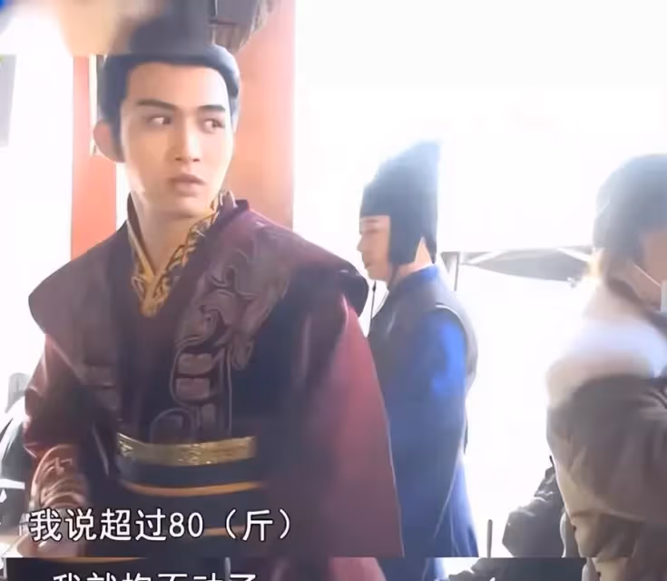 男星上演「花式公主抱」，墊箱子、鋪滑軌，80斤的趙麗穎被嫌重，看了白敬亭：這才是真正的公主抱！