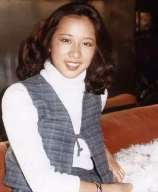 「最美港姐」朱玲玲50歲二嫁百億豪門，今63歲風采依舊，同框冠軍媳婦似姐妹，網嘆：這就是「天生富貴命」