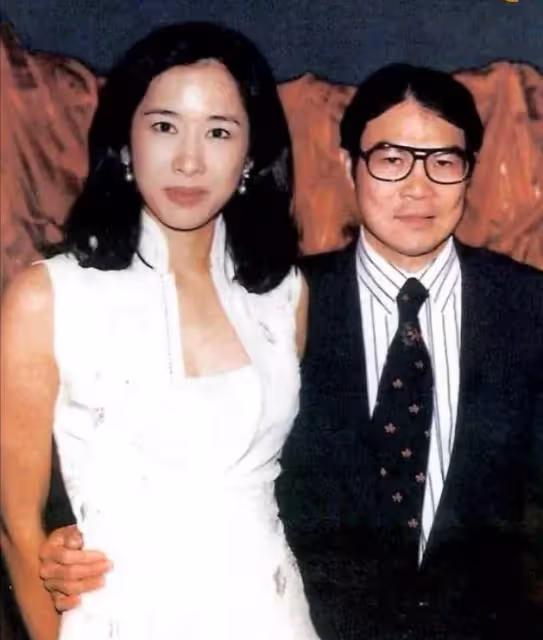 「最美港姐」朱玲玲50歲二嫁百億豪門，今63歲風采依舊，同框冠軍媳婦似姐妹，網嘆：這就是「天生富貴命」