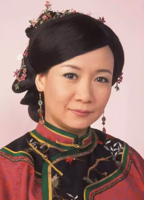 57嵗商天娥近況罕曝光，媒諷「年輕時顯老，老了反而年輕」，她喊話「懶理別人看法」網友：婚姻美滿財富自由，不美也是人生巔峰
