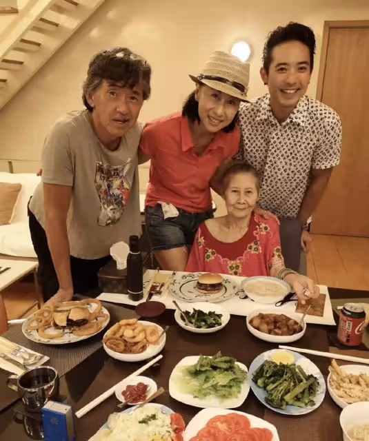 林子祥夫婦罕見露面！兩人身形消瘦變化大，滿頭「白發」卻很般配，葉倩文被贊「優雅老去」很自然