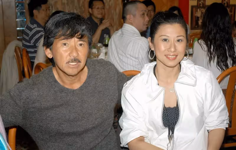 林子祥夫婦罕見露面！兩人身形消瘦變化大，滿頭「白發」卻很般配，葉倩文被贊「優雅老去」很自然