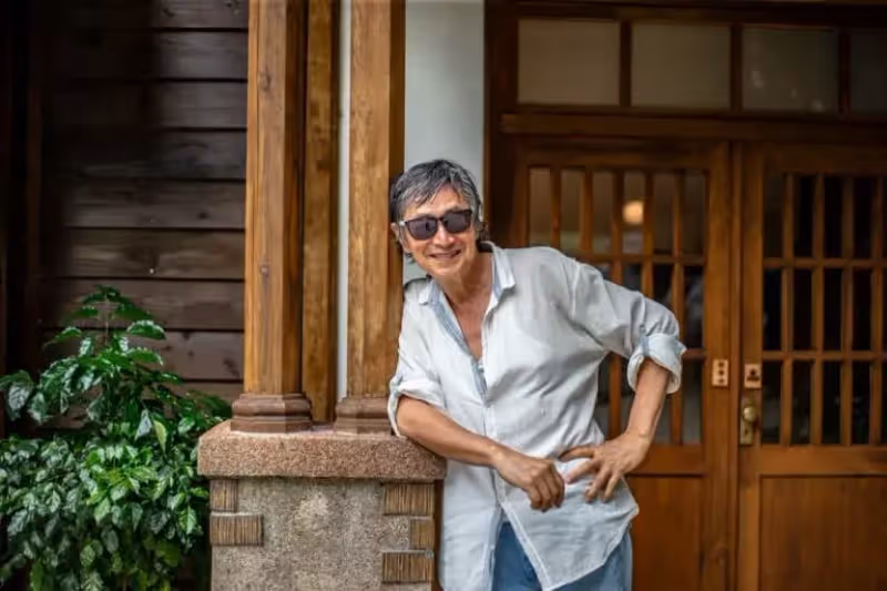 一首《回》紅遍臺灣！蚱蜢王子64歲了，隱退多年「雄厚背景曝光」成美國大富豪，「千萬人景仰」：生活更精彩