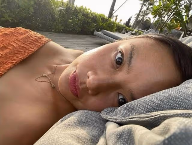 41歲香港知名模特近照曝光!疑微整容變尖下巴,網友直呼不敢認