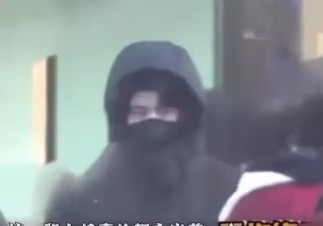 任嘉倫開豪車陪妻子逛街，大火後即宣布結婚，稱不會撩妹會帶孩子