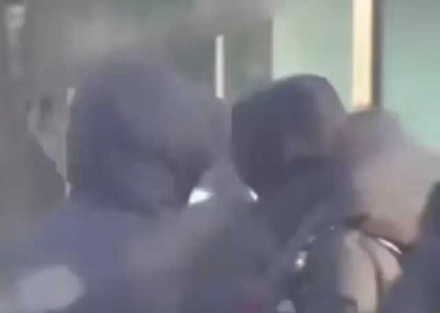 任嘉倫開豪車陪妻子逛街，大火後即宣布結婚，稱不會撩妹會帶孩子