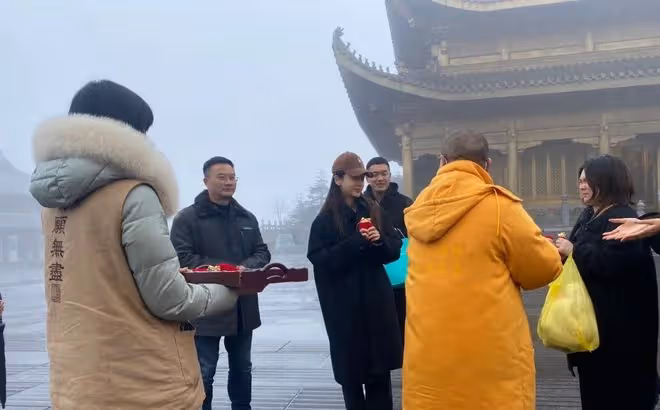 Baby素顏現身峨眉山，獨自出遊獲8人陪同排場大，拒絕與路人合影