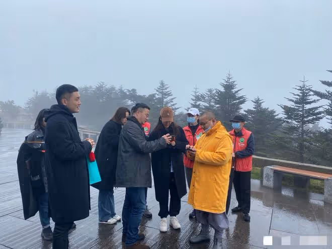 Baby素顏現身峨眉山，獨自出遊獲8人陪同排場大，拒絕與路人合影