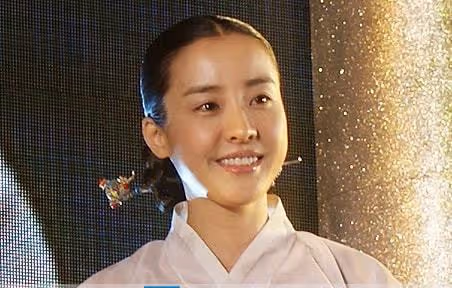 她25歲走紅,30歲嫁入豪門,40歲離婚成單親媽媽,如今44歲怎樣了?