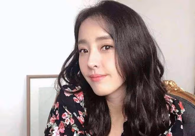 她25歲走紅,30歲嫁入豪門,40歲離婚成單親媽媽,如今44歲怎樣了?