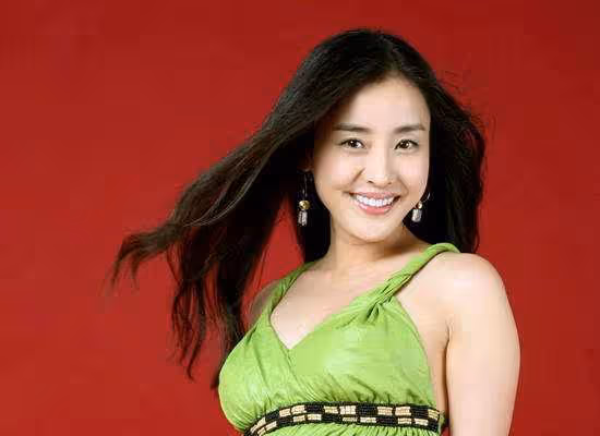 她25歲走紅,30歲嫁入豪門,40歲離婚成單親媽媽,如今44歲怎樣了?