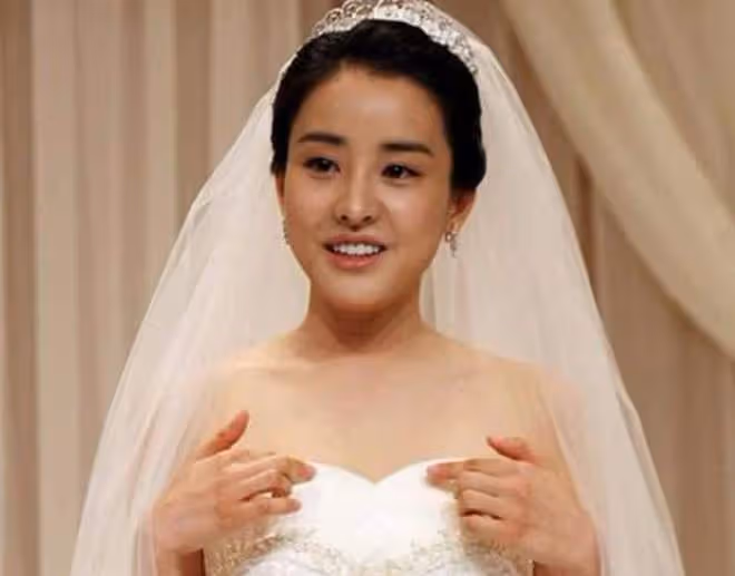 她25歲走紅,30歲嫁入豪門,40歲離婚成單親媽媽,如今44歲怎樣了?