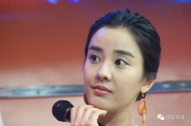 她25歲走紅,30歲嫁入豪門,40歲離婚成單親媽媽,如今44歲怎樣了?