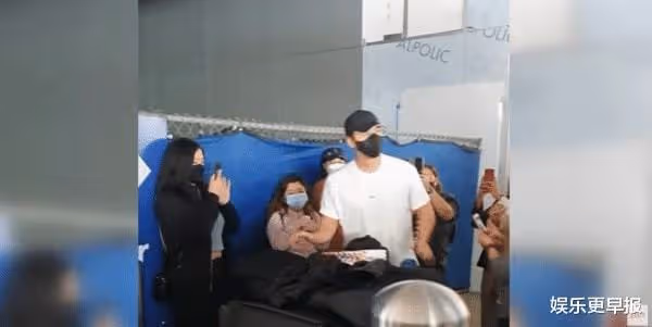 玄彬、孫藝珍蜜月「卻有無Z粉」求籤名合照!Z圍30mins出手護妻
