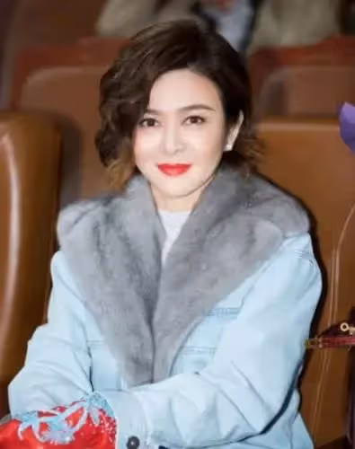 關之琳獨自逛街被偶遇,生圖滿臉油光好油膩,身材卻像小姑娘,網:女神還是老了