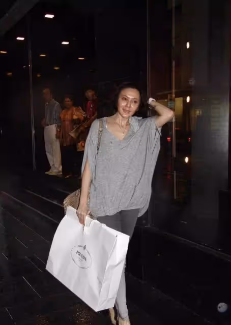 關之琳獨自逛街被偶遇,生圖滿臉油光好油膩,身材卻像小姑娘,網:女神還是老了