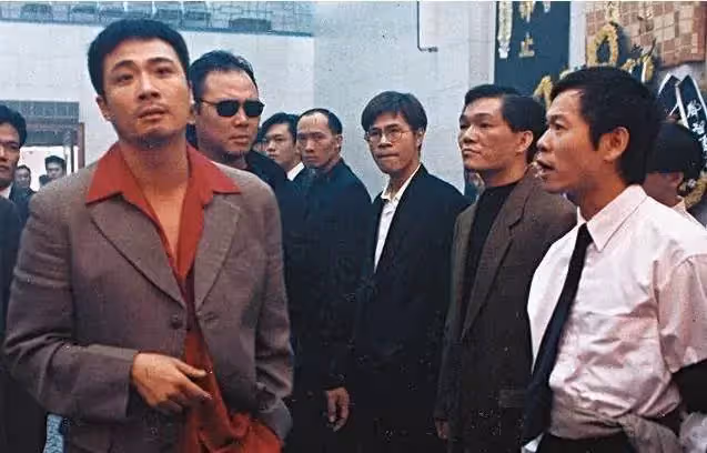 梅豔芳拒絕登臺唱歌，被14K的人包圍了，向太太單槍匹馬救她出來