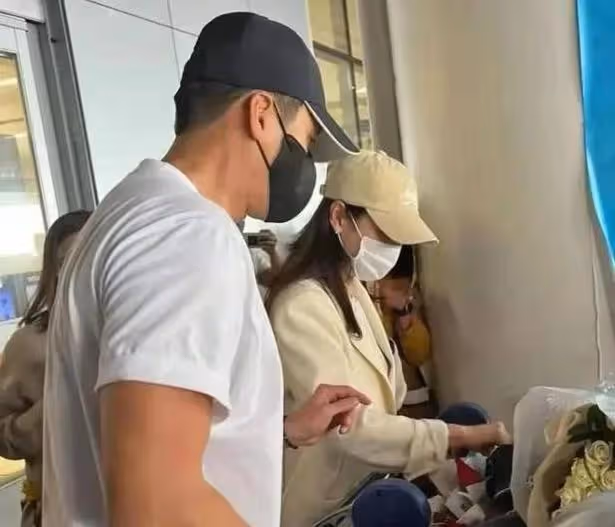 玄彬孫藝珍度蜜月遇風波,在機場被粉絲圍住,長達30分鐘寸步難行
