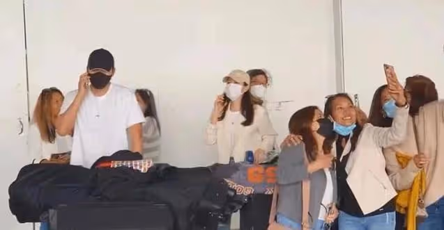 玄彬孫藝珍度蜜月遇風波,在機場被粉絲圍住,長達30分鐘寸步難行