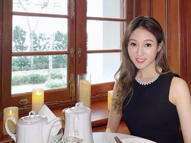 香港知名女星炫富遭炮轟！一頓午餐吃掉2000元，手戴10萬名牌手鍊