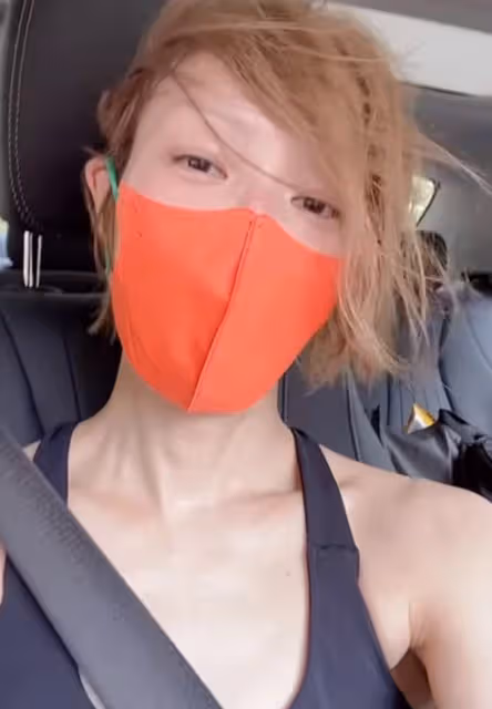 鄭秀文被質疑開車玩手機,網友留言罵其不珍惜生命,本人禮貌回應