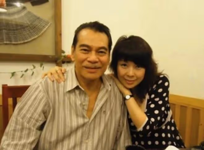 老戲骨陳觀泰近況,與小30歲四婚妻子移居內地,76歲長期吃藥打針