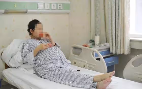 妻子懷孕待產,丈夫跟別的女人曖昧,妻子:怪自己懷孕不能滿足他