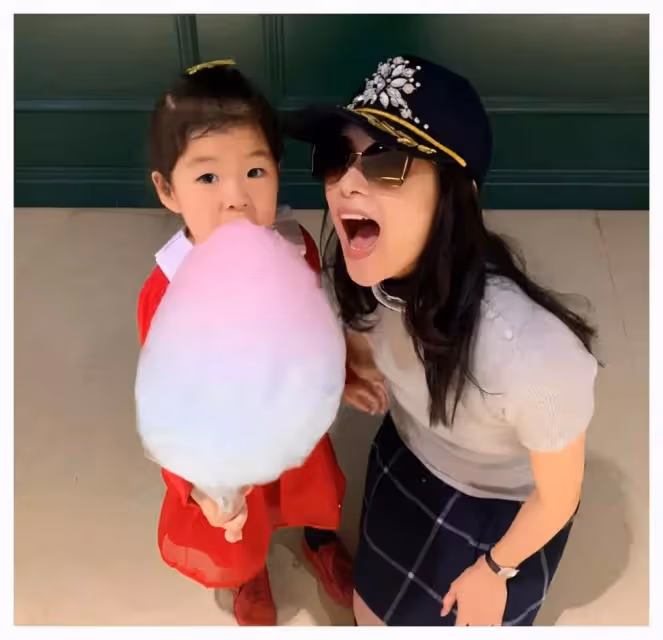 林心如買下3億元珠寶,放言要傳給女兒,而章子怡拿5億珠寶給女兒玩,網友:富養過頭了