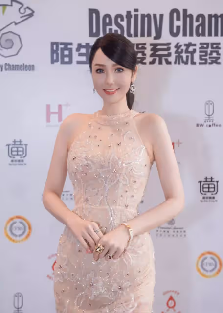 善意被誤解!女星伸援手「給街友600塊」遭酸:難怪乞丐那麼多 氣回「良心被吃了嗎」曝真相被讚翻