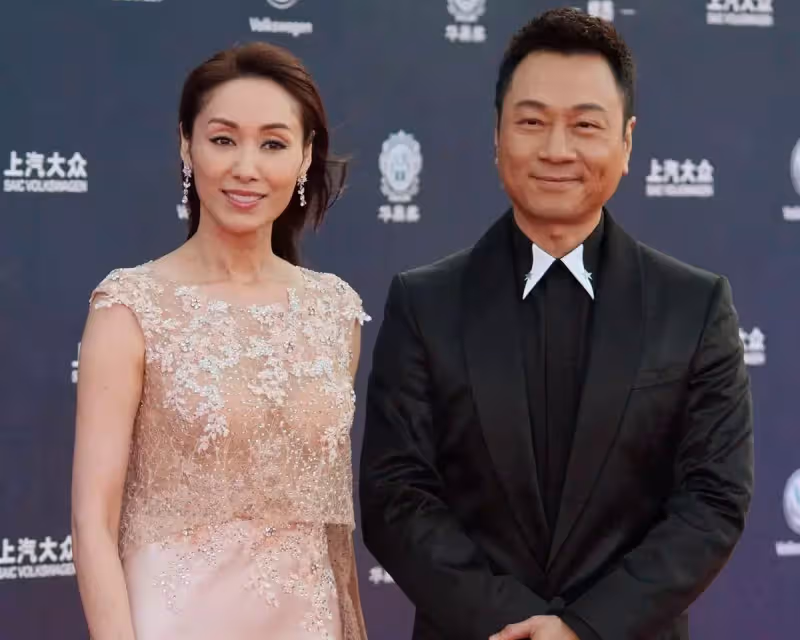 郭可盈近照曝光，穿裸色拼接裙優雅知性，中年美得挺自然，網友：簡約又高級！