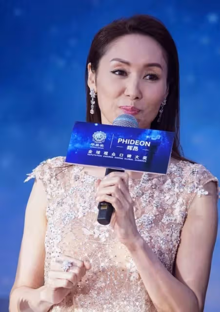 郭可盈近照曝光，穿裸色拼接裙優雅知性，中年美得挺自然，網友：簡約又高級！