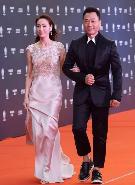 郭可盈近照曝光，穿裸色拼接裙優雅知性，中年美得挺自然，網友：簡約又高級！