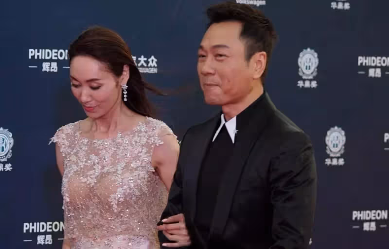 郭可盈近照曝光，穿裸色拼接裙優雅知性，中年美得挺自然，網友：簡約又高級！