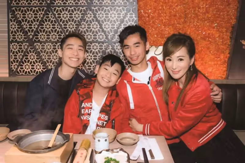 嫁豪門17年夢滅！獨自撫養3個兒子，富商前夫不出贍養費，53歲還在拚命掙錢,「6年花500萬在他們身上」身體大不如前
