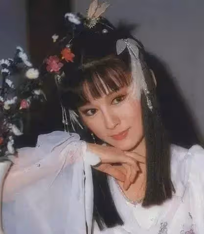 74歲鄭佩佩撞上71歲潘迎紫！褪去濃妝和濾鏡，網友：自然老去反而更漂亮