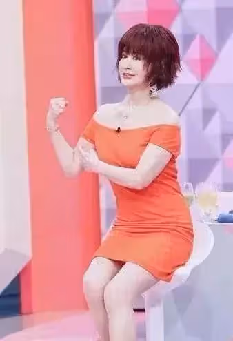 74歲鄭佩佩撞上71歲潘迎紫！褪去濃妝和濾鏡，網友：自然老去反而更漂亮