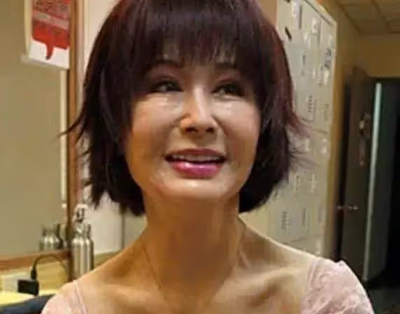 74歲鄭佩佩撞上71歲潘迎紫！褪去濃妝和濾鏡，網友：自然老去反而更漂亮