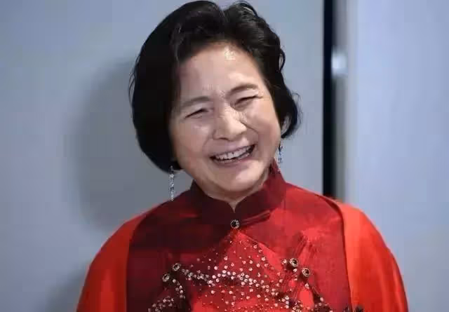 74歲鄭佩佩撞上71歲潘迎紫！褪去濃妝和濾鏡，網友：自然老去反而更漂亮