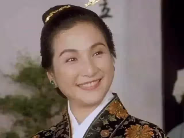 74歲鄭佩佩撞上71歲潘迎紫！褪去濃妝和濾鏡，網友：自然老去反而更漂亮