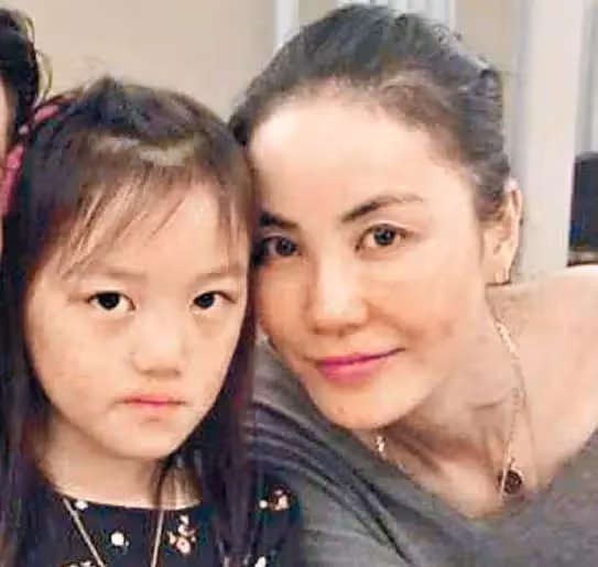 李嫣恢復嘴唇美成媽媽翻版，穿襯衫短裝好清涼，網友：打扮甩王菲幾條街
