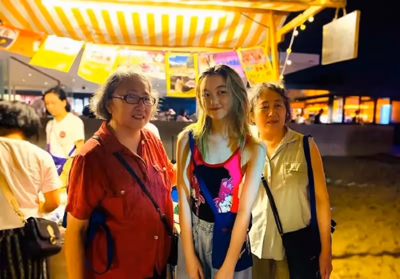 李嫣恢復嘴唇美成媽媽翻版，穿襯衫短裝好清涼，網友：打扮甩王菲幾條街
