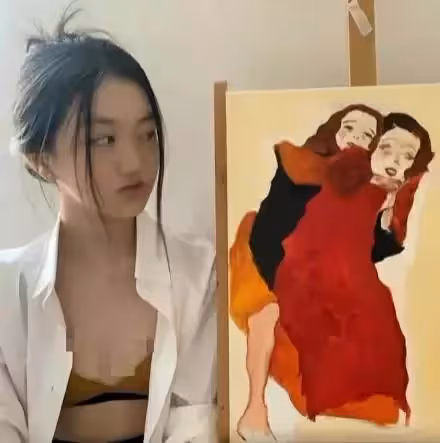李嫣恢復嘴唇美成媽媽翻版，穿襯衫短裝好清涼，網友：打扮甩王菲幾條街