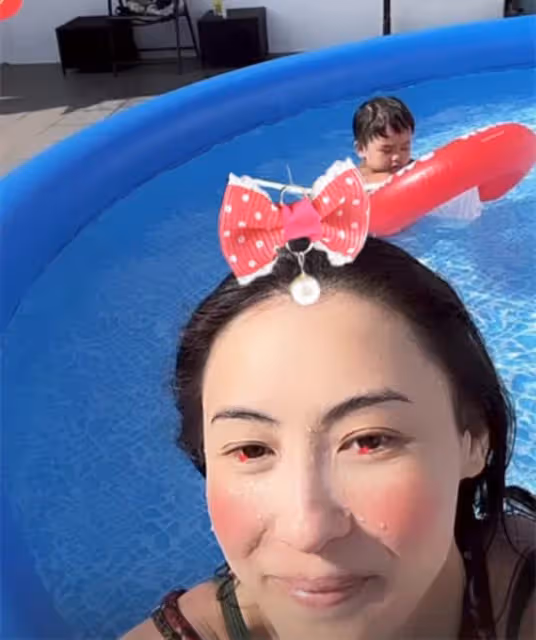 張柏芝豪宅游泳身材吸睛，三胎正面照曝光，肉臉胖嘟嘟太像二兒子